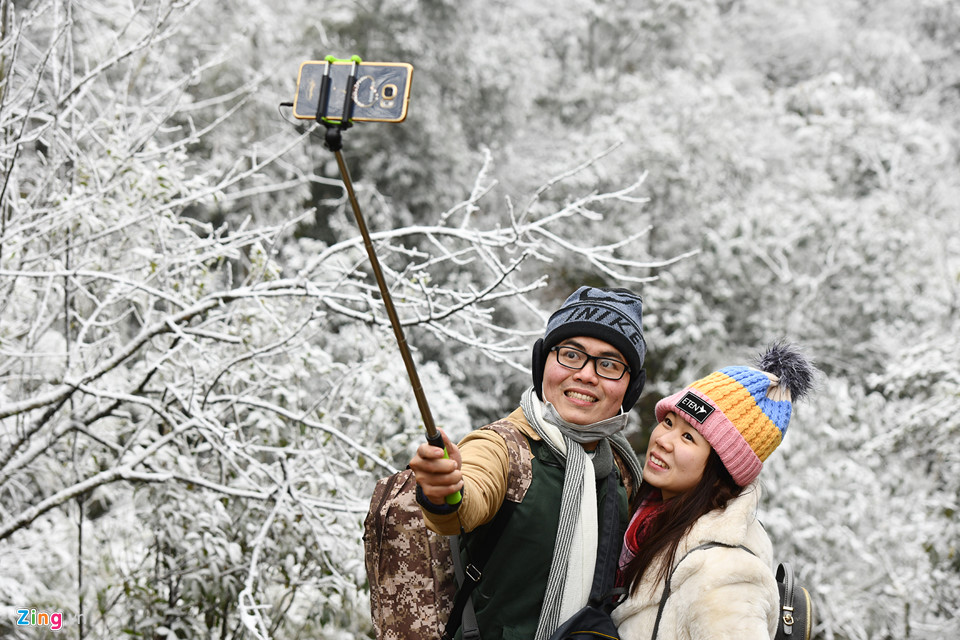Du khách băng rừng săn tuyết Sa Pa